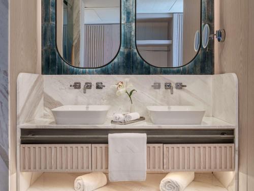 切什梅Swissotel Resort And Spa Cesme的浴室设有2个水槽和镜子