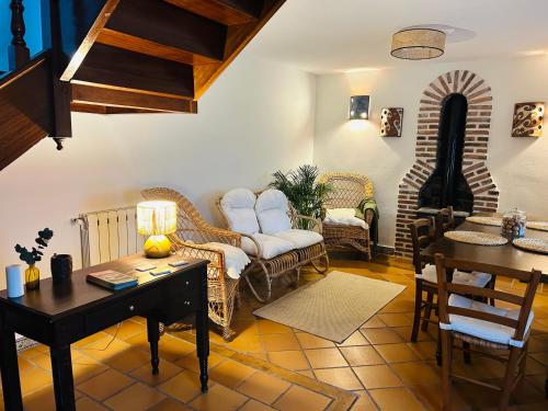 阿里纳斯·德·卡伯瑞勒斯Casa Arenas的客厅配有沙发和桌子