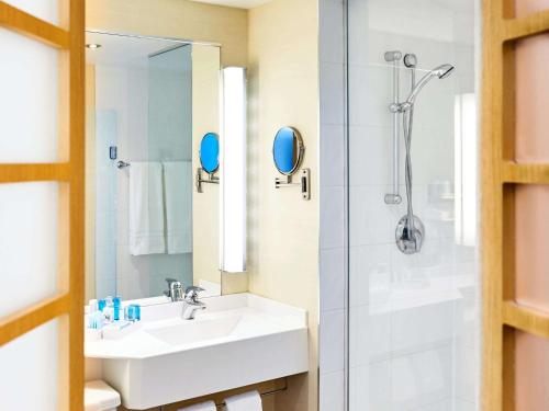 多伦多诺富特多伦多北约克酒店的一间带水槽和淋浴的浴室