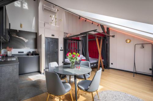 克拉科夫Exclusive BDSM Apartment Kraków - ADULTS ONLY的厨房以及带桌椅的用餐室。