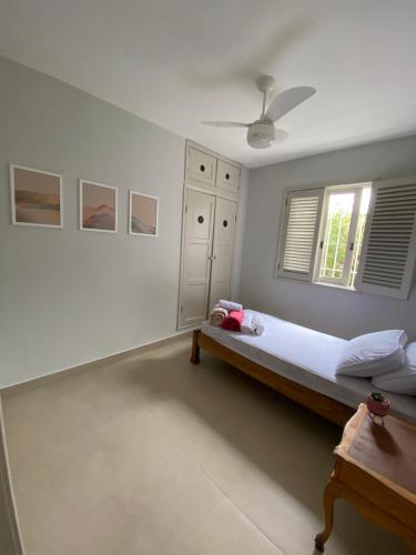 特雷索波利斯Sua Casa na melhor localização de Teresópolis的一间卧室设有一张床和一个窗口