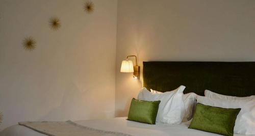 佩尔蒂塞万公园贝斯特韦斯特酒店的一间卧室配有一张带两个绿色枕头的床