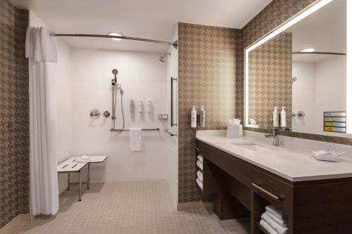 夏延Home2 Suites By Hilton Cheyenne的一间带水槽和淋浴的浴室