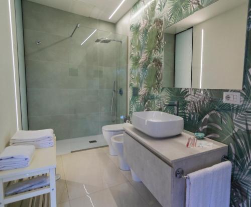 卡斯特布奥诺a'Badia的一间带水槽、卫生间和镜子的浴室
