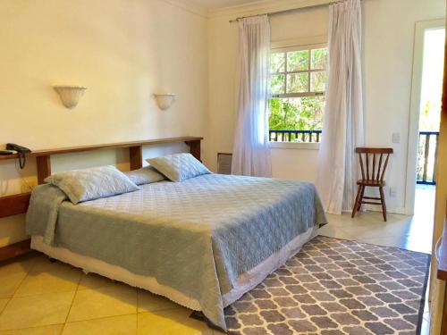 康赛瓦托利亚Hotel Fazenda Florença的一间卧室设有一张床和一个大窗户