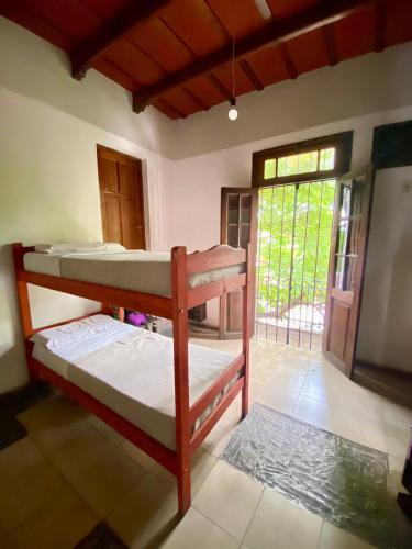 萨尔塔Esperanto hostel的带窗户的客房内的两张双层床
