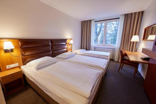 埃森佈雷登尼酒店的酒店客房设有两张床和窗户。