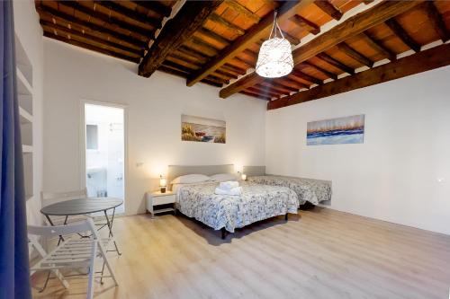 费拉约港Residenza Portoferraio的一间卧室配有两张床和一张桌子