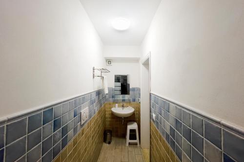 费拉约港Residenza Portoferraio的一间带水槽和凳子的浴室