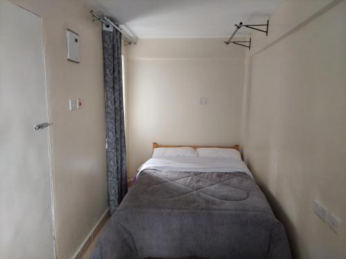 MeruKim's BNBs的小房间,床上铺着毯子
