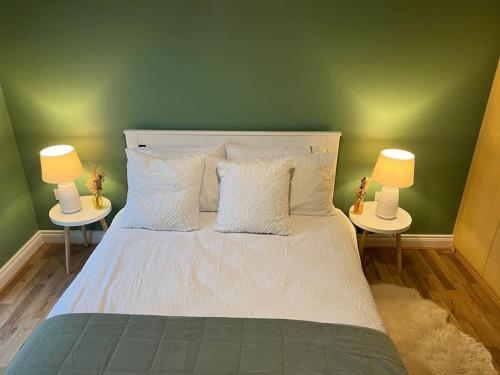 索兹Cosy 2 Double Bed Apartment的卧室配有带两盏灯的白色床