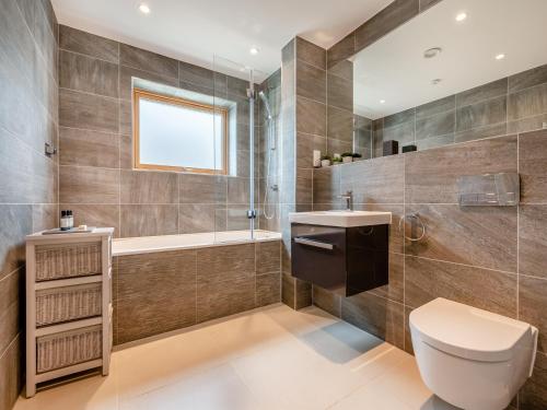 马根波思3 Karn Havos的浴室配有卫生间、浴缸和水槽。