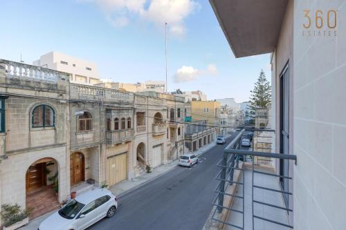 KalkaraA comfy 2BR home with Balcony Views in Kalkara by 360 Estates的阳台享有城市街道的景致。