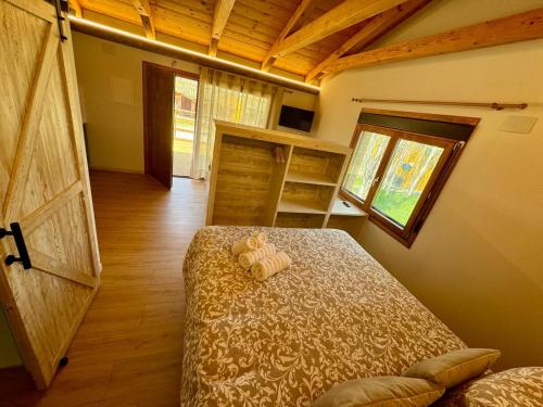 阿尔格达斯Alojamiento Rural La Alberca的一间卧室设有一张床和一个大型木门