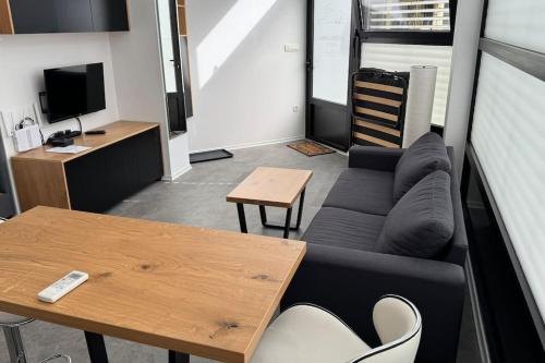 斯玛杰克托莱塞Simba Apartment A的客厅配有沙发和桌子