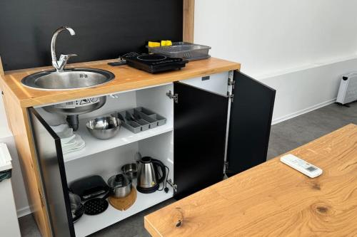 斯玛杰克托莱塞Simba Apartment A的厨房配有水槽和带水槽的台面