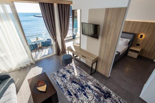 乌尔齐尼Continental Hotel的酒店客房设有一张床,享有海景。