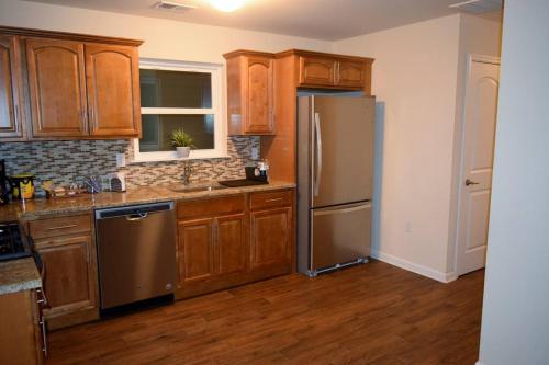 伊丽莎白5min to Newark airport/Jersey Garden & close to NY的厨房配有木制橱柜和不锈钢冰箱。