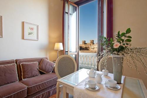 佛罗伦萨赛里斯托里宫殿酒店的客厅配有沙发和桌子