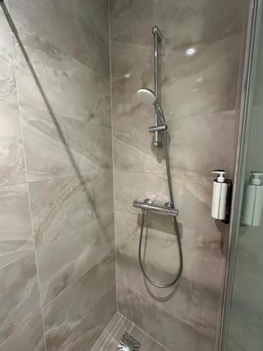 霍夫多普OZO Hotels Antares Airport的浴室内配有淋浴和头顶淋浴