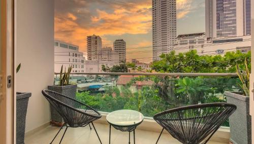 卡塔赫纳Miami Hotel Cartagena - Luxury Apartments的市景阳台配有椅子