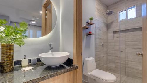 卡塔赫纳Miami Hotel Cartagena - Luxury Apartments的一间带水槽、卫生间和淋浴的浴室