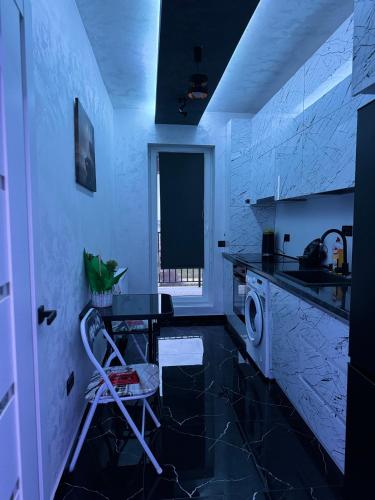 布加勒斯特Relax Regim Apartament的厨房配有桌子和洗衣机。