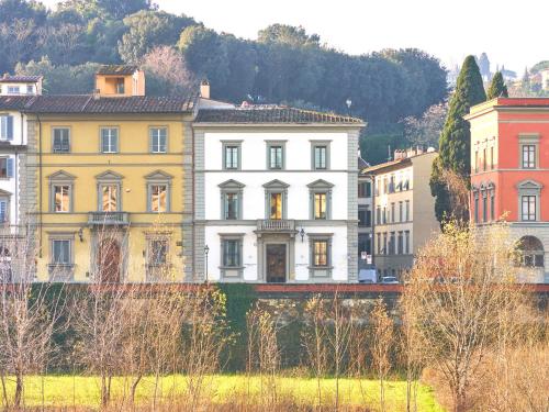 佛罗伦萨赛里斯托里宫殿酒店的山城里的一群建筑物