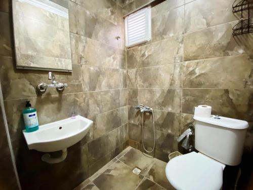 库萨达斯NESCLASS OTEL的一间带卫生间和水槽的浴室
