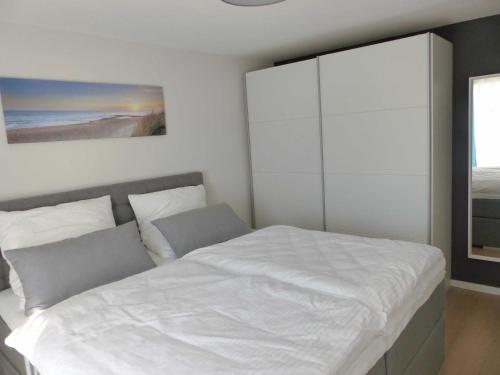 巴特温茨海姆Ferienwohnungen Flora的卧室设有一张白色大床和一扇窗户。