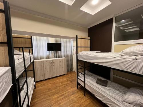 基希讷乌Like Hostel的客房设有三张双层床和电视。