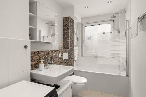 沃尔夫斯堡FREE LIVING - Jungle Design Apartments, Zentrum, Parkplatz, Küche, Wlan的白色的浴室设有水槽和卫生间。