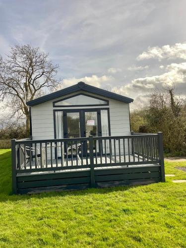 AskhamModern homely Chalet in Tuxford的草上的小房子,有门廊