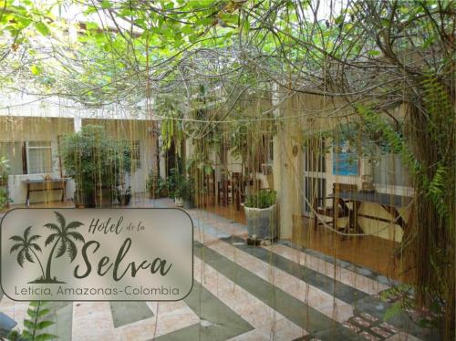 莱蒂西亚Hotel de la Selva的庭院花园的标志