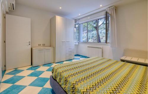 德瓦玛丽娜Amazing Apartment In Deiva Marina With Wifi的一间卧室配有一张床,铺有一个 ⁇ 板地板