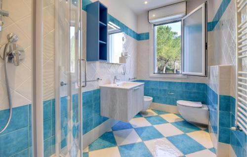 德瓦玛丽娜Amazing Apartment In Deiva Marina With Wifi的一间带水槽、卫生间和淋浴的浴室