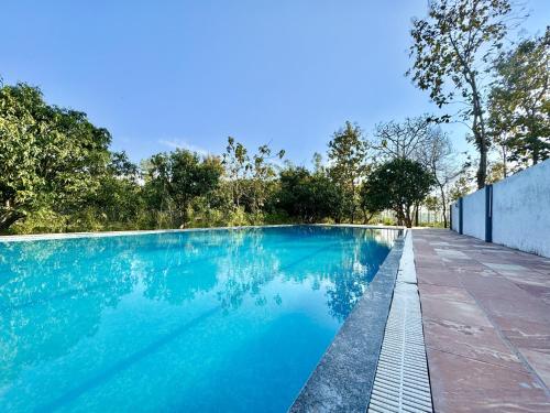 兰纳加The White Oak Corbett Spa & Resort的一座房子里游泳池的形象