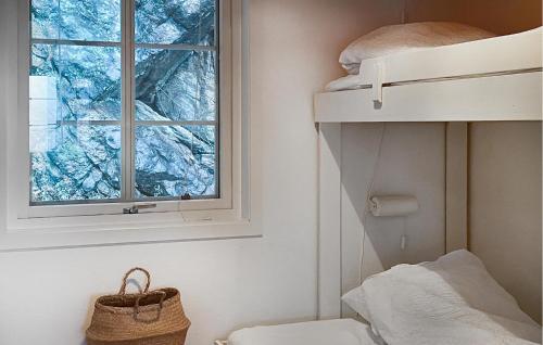 SpangereidLovely Home In Spangereid With Kitchen的一间卧室设有窗户和一张带篮子的床
