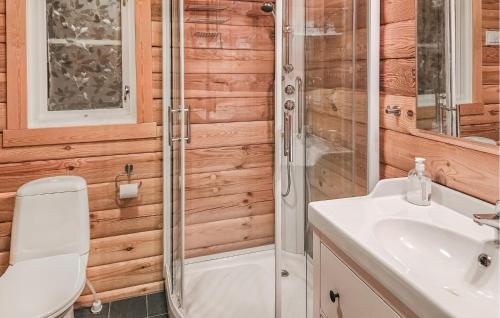 康斯博Nice Home In Kongsberg With Kitchen的带淋浴、卫生间和盥洗盆的浴室