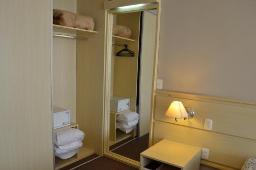 里奥格兰德大西洋里奥格兰德酒店的一间设有镜子、桌子和毛巾的客房