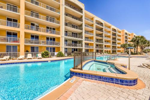 沃尔顿堡滩Azure的公寓大楼前的游泳池