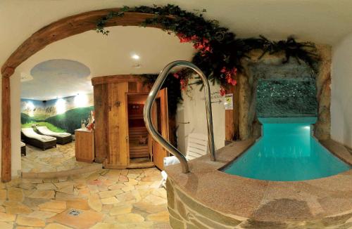 莫埃纳埃尔拉瑞斯酒店的游泳池位于带大型游泳池的客房内