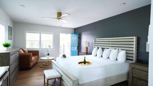克利尔沃特Ivory Sands Beach Suites的一间卧室配有一张白色大床和蓝色的墙壁