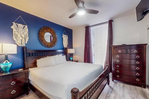 巴拿马城海滩Majestic Beach Resort Tower 1 #915的一间卧室设有一张床和蓝色的墙壁