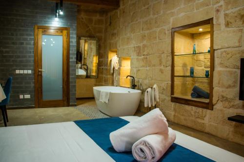 纳杜尔Sea Holly Gozo的带浴缸、水槽和床的浴室