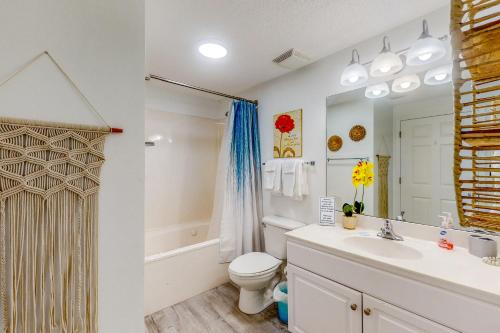 巴拿马城海滩Majestic Beach Resort Tower 1 #915的一间带卫生间、水槽和镜子的浴室
