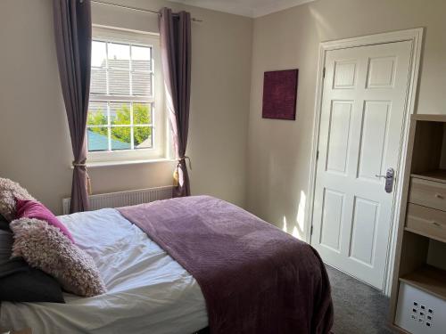 巴利卡斯尔Ballycastle Best Times的一间卧室设有一张床和一个窗口