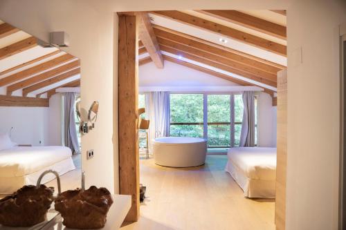 ArantzaArantza Hotela- Adults Only的一间卧室设有两张床和大窗户
