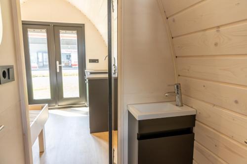 宁斯佩特Boslodges Veluwe的一间带水槽和门的小浴室