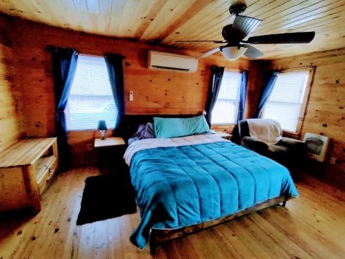 TurtletownPerfectly Imperfect Cabin的小木屋内一间卧室,配有一张床